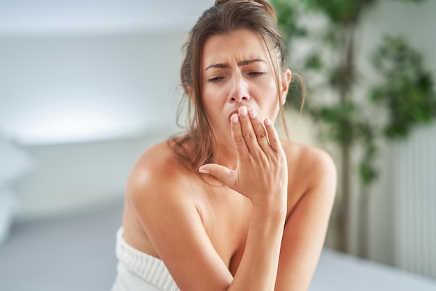 Ładnie wyglądająca seksowna brunetka relaksuje się na łóżku