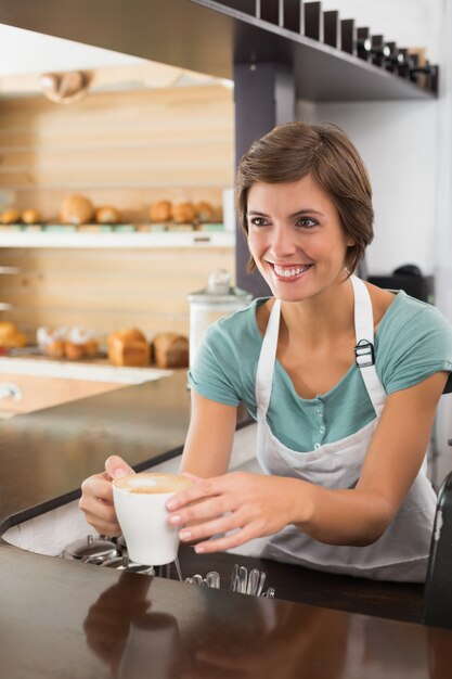 Ładny Barista Oferuje Filiżanki Kawy Ono Uśmiecha Się