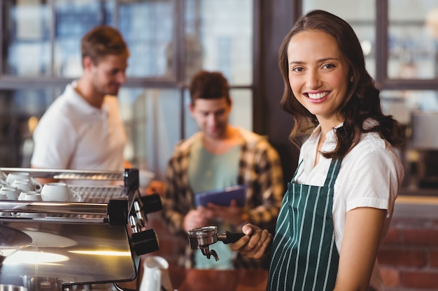 Ładny barista robi filiżance kawy