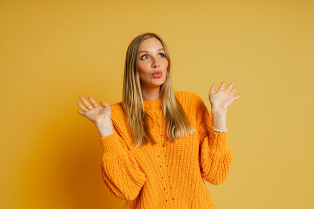 Ładny Blond Kobieta Z Suprice Twarzą W Pomarańczowy Stylowy Sweter Jesień Pozowanie Na żółto.