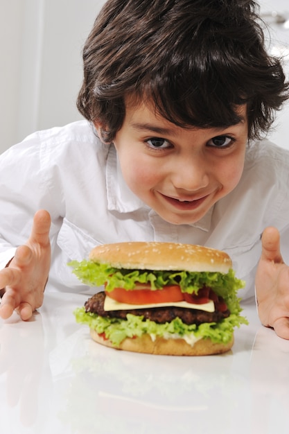 Ładny chłopczyk z burger