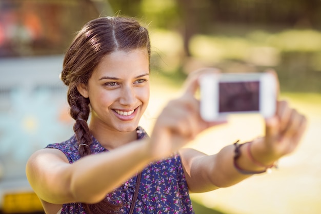 Zdjęcie Ładny hipster biorąc selfie