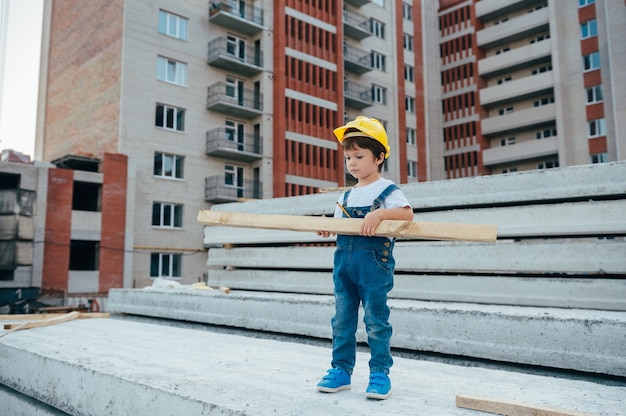 Ładny mały chłopiec z kostiumem architekta