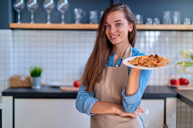 Ładny Młody Uśmiechnięty Kucharz Kobieta Gotowanie Trzyma Talerz Makaronu