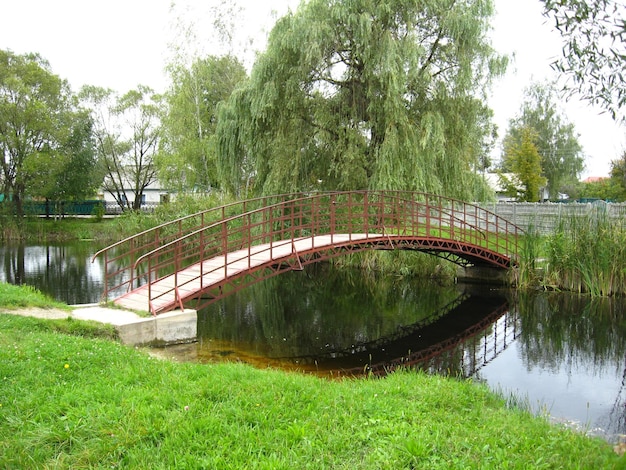 Ładny most przez rzekę w parku