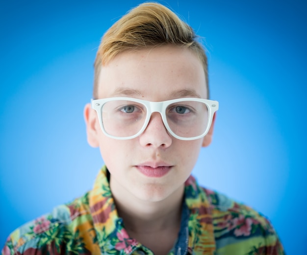 Zdjęcie Ładny portret nastoletniego chłopca