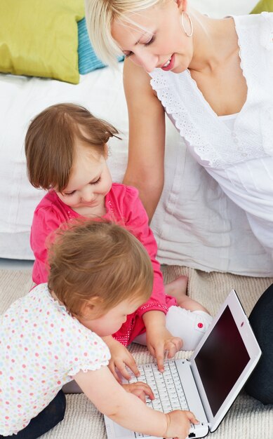 Ładny rodziny zabawy z laptopa w salonie