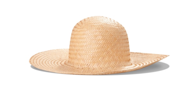 Ładny słomkowy kapelusz ze wstążką i kokardą na białym tle