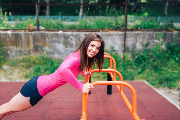 Ładny sportowy dziewczyna trening na świeżym powietrzu na boisku sportowym