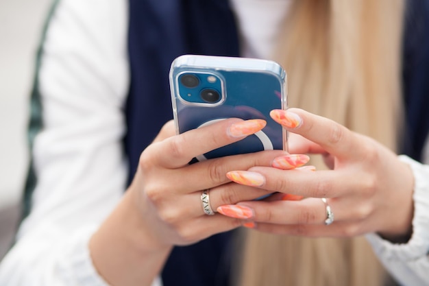 Ładny Szczęśliwy Piękna Młoda Kobieta Sprawia, że Selfie Na Smartfonie.