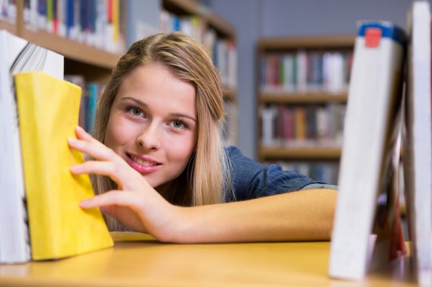 Ładny uczeń w bibliotece