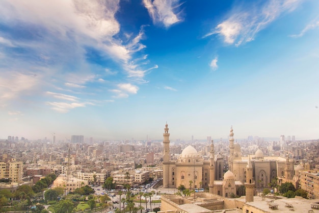 Ładny widok na Meczet-Madrasę Sułtana Hassana w Kairze, Egipt