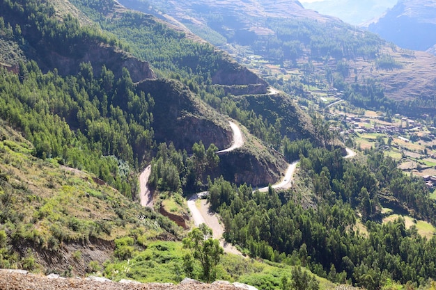 Ładny widok na miasto Pisac z ruin o tej samej nazwie w Cusco