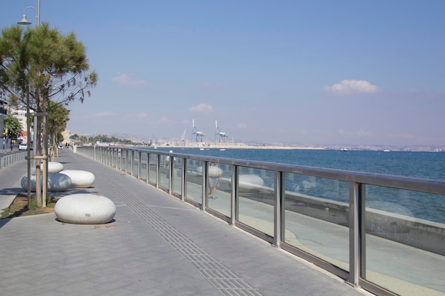 Ładny widok na nasyp w centrum Larnaki na Cyprze