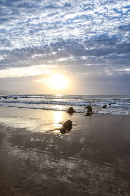 Zdjęcie Ładny zachód słońca na plaży barrika, kraj basków