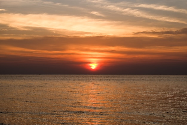 Ładny zmierzch na plaży przy Chang wyspą w Tajlandia.