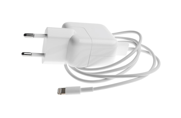 Ładowarka USB na białym Nowoczesna technologia