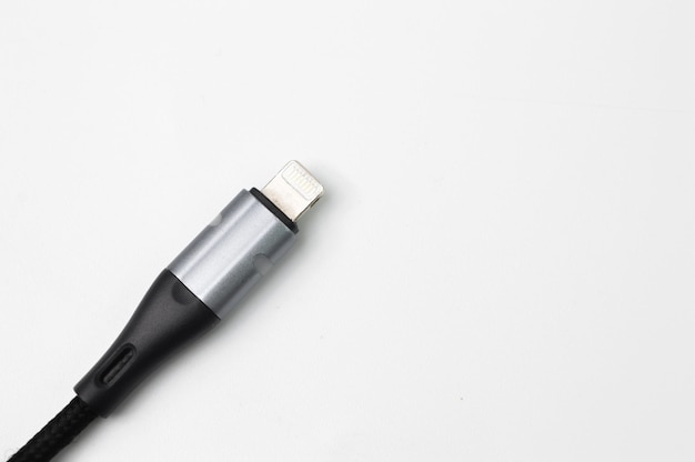 Ładowarka usb smartfona na białym tle na białym tle