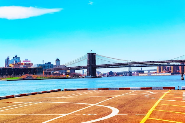 Lądowisko dla helikopterów na molo 6 przy Brooklyńskim moście Manhattan przez East River, Nowy Jork, USA. Jest jednym z najstarszych w Stanach Zjednoczonych Ameryki. Nowy Jork, USA. Panoramę miasta i panoramę miasta. Konstrukcja amerykańska