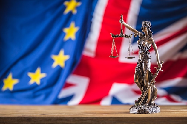 Zdjęcie lady justice flaga unii europejskiej i zjednoczonego królestwa symbol prawa i sprawiedliwości z flagą ue i wielkiej brytanii brexit