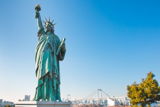 Lady Liberty zestawiła stoisko w pobliżu Tęczowego Mostu w Odaibie. Japonia