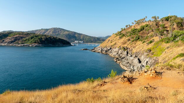 Zdjęcie laem promthep cape, piękna sceneria andaman sea w sezonie letnim