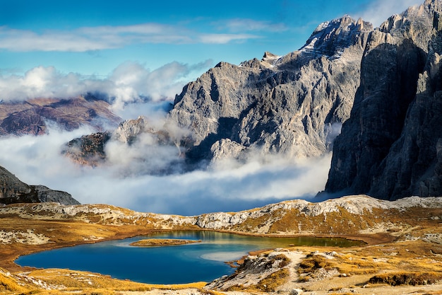 Laghi del piani jezior widok i ogromne skaliste góry w Tre Cime di Lavaredo parku, dolomity, Włochy