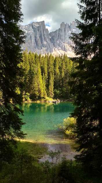 Lago di Carezza (Karersee), piękne jezioro w Dolomitach, Trentino Alto Adige, Włochy