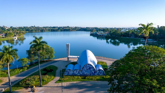 Lagoa da Pampulha w Belo Horizonte z widokiem na kościół Sao Francisco de Assis i park Guanabara Minas Gerais Brazylia Widok z lotu ptaka