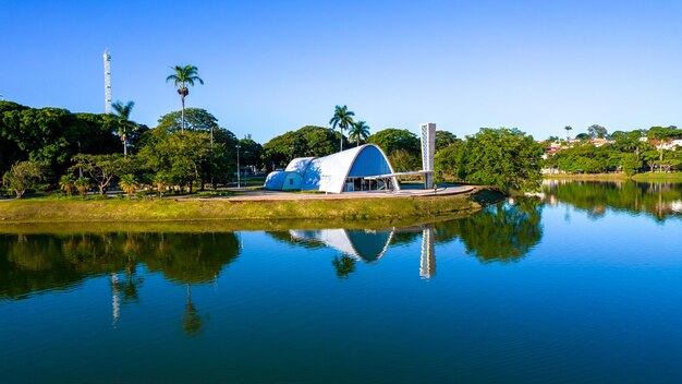 Lagoa da Pampulha w Belo Horizonte z widokiem na kościół Sao Francisco de Assis i park Guanabara Minas Gerais Brazylia Widok z lotu ptaka