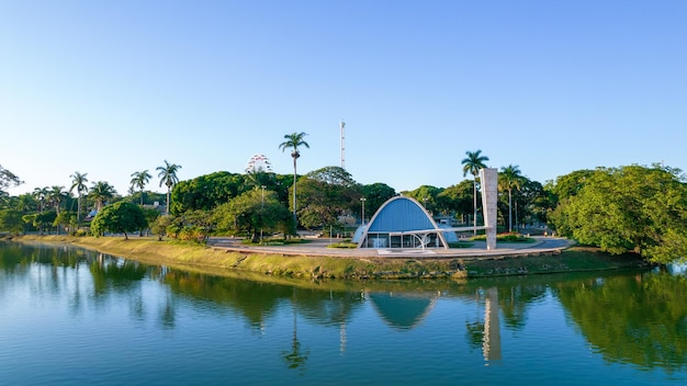 Lagoa da Pampulha w Belo Horizonte z widokiem na kościół Sao Francisco de Assis i park Guanabara Minas Gerais Brazylia Widok z lotu ptaka