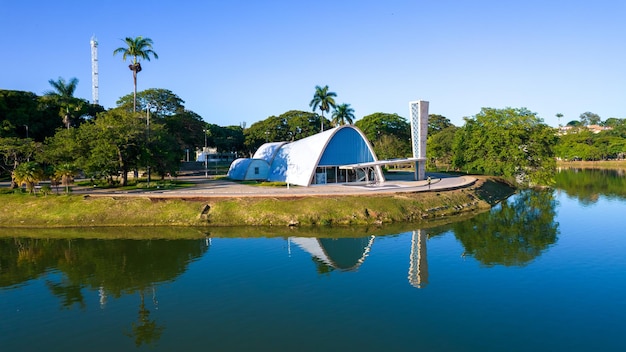 Lagoa da Pampulha w Belo Horizonte z widokiem na kościół Sao Francisco de Assis i park Guanabara Minas Gerais Brazylia Widok z lotu ptaka