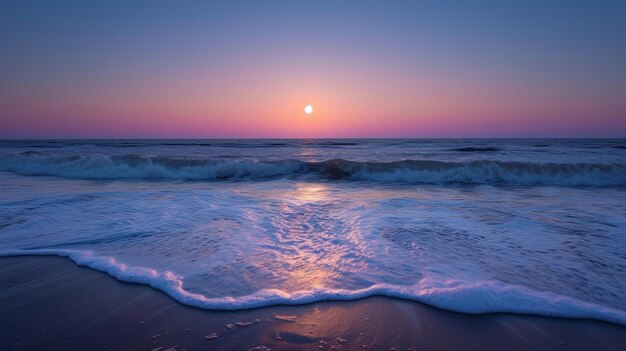 Łagodna kołysanka morza towarzyszy wschodu księżyca tworząc uroczy morski krajobraz