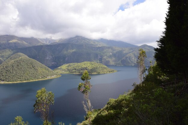 Laguna Cuicocha piękna niebieska laguna z wyspami wewnątrz krateru wulkanu Cotacachi