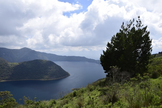 Laguna Cuicocha piękna niebieska laguna z wyspami wewnątrz krateru wulkanu Cotacachi