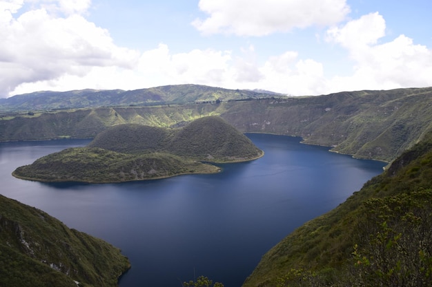 Laguna Cuicocha piękna niebieska laguna z wyspami wewnątrz krateru wulkanu Cotacachi