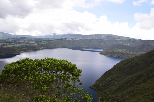 Laguna Cuicocha piękna niebieska laguna z wyspami wewnątrz krateru wulkanu Cotacachi