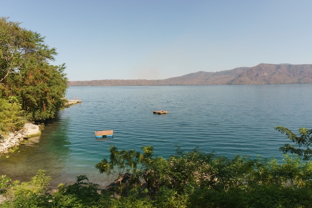 Laguna de Apoyo, Masaya, Nikaragua, Ameryka Środkowa. Widok na jezioro w turystycznym miejscu laguna de apoyo