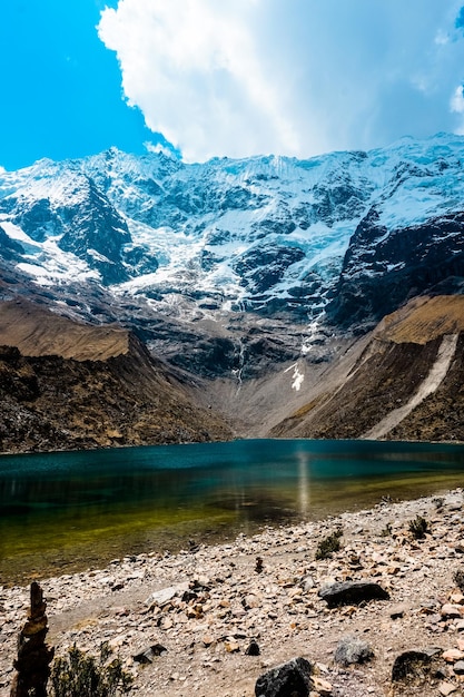 Laguna Humantay ze śniegiem i pięknymi pastwiskami Cusco Peru