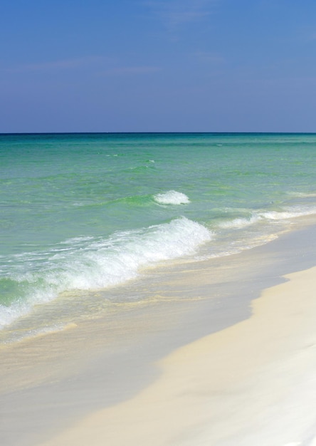 Laguna i biała piaszczysta plaża lato piaszczysta plaża i morze w tle niebo i morze