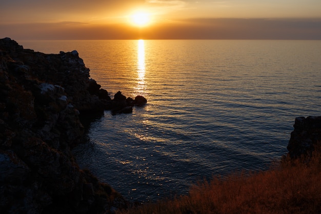 Laguna Morska Z Piaszczystą Plażą O Zachodzie Słońca