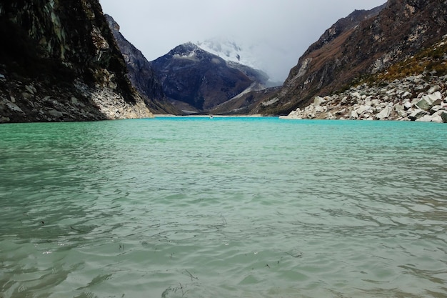 Laguna Paron w Parku Narodowym Huascaran w Peru. Błękitne jezioro w Cordillera Blanca na peruwiańskim