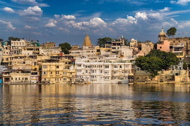 Lake Pichola Old City Palace i Lake Palace niesamowity i piękny widok z Ambrai Ghat w Udaipur Radżastan w Indiach