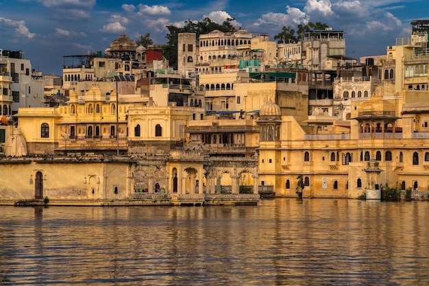 Lake Pichola Old City Palace i Lake Palace niesamowity i piękny widok z Ambrai Ghat w Udaipur Radżastan w Indiach