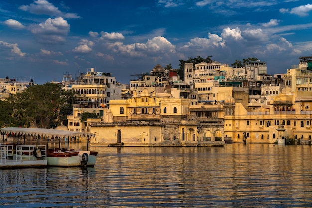 Lake Pichola Old City Palace i Lake Palace niesamowity i piękny widok z Ambrai Ghat w Udaipur Radżastan w Indiach