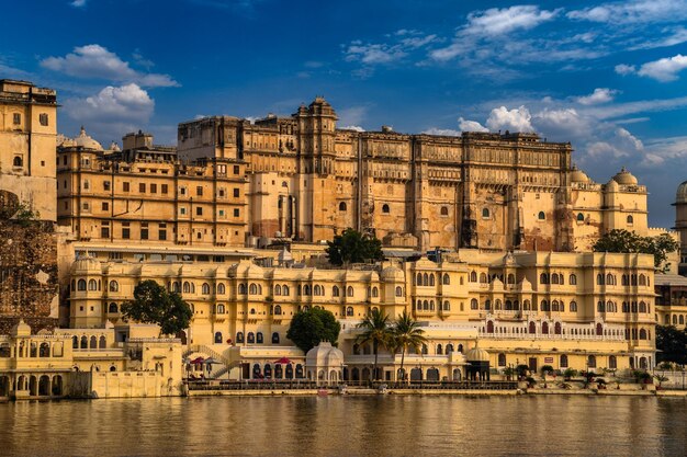 Lake Pichola Old City Palace i Lake Palace niesamowity i piękny widok z Ambrai Ghat w Udaipur Radżastan w Indiach