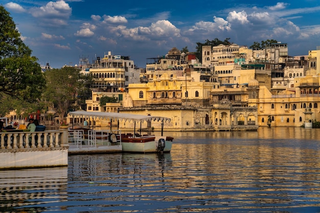 Lake Pichola Old City Palace i Lake Palace niesamowity i piękny widok z Ambrai Ghat w Udaipur Radżastan w Indiach