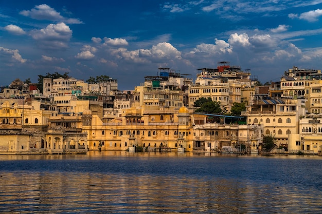 Lake Pichola Old City Palace i Lake Palace niesamowity i piękny widok z Ambrai Ghat w Udaipur Radżastan w Indiach