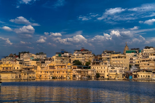 Lake Pichola Old City Palace i Lake Palace niesamowity i piękny widok z Ambrai Ghat w Udaipur Radżastan w Indiach