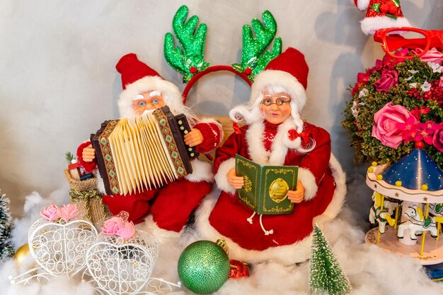 lalka świętego mikołaja figurka świętego mikołaja z dekoracjami świątecznymi i prezentami